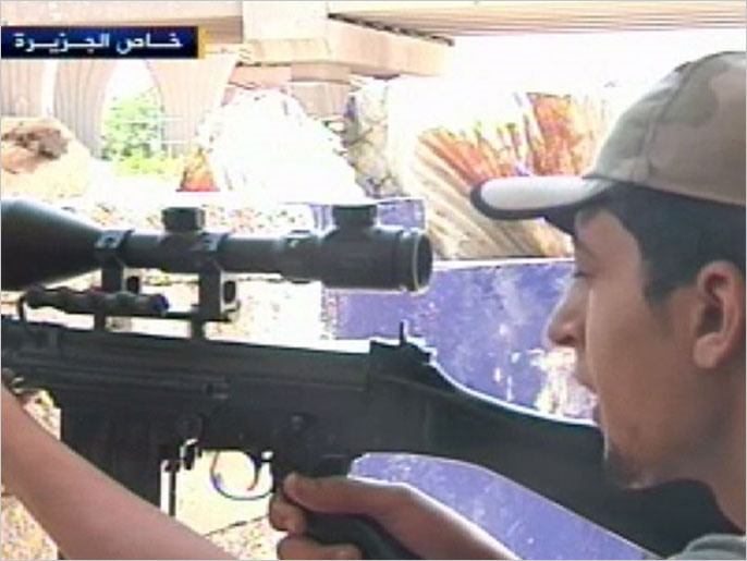 ‪مقاتل من الجيش الحر الذي أعلن سيطرته على قرية بيت سحم‬ مقاتل من الجيش الحر الذي أعلن سيطرته على قرية بيت سحم (الجزيرة)