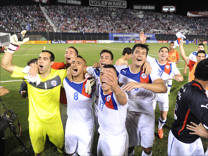 لاعبو تشيلي يحتفلون بالفوز على أورغواي (الفرنسية)