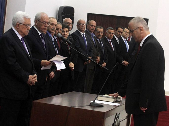 رئيس الحكومة رامي الحمد الله يؤدي اليمين القانوني امام الرئيس عباس