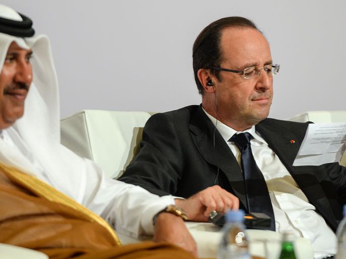 epa03756281 French President Francois Hollande ( R) and Qatar Prime Minister and Foreign Minister HE Sheikh Hamad Bin Jassim bin Jaber Al-Thani ( L) attend the French - Qatari Economic Forum at Four Season Hotel, Doha-Qatar on 23 June 2013 EPA/STR