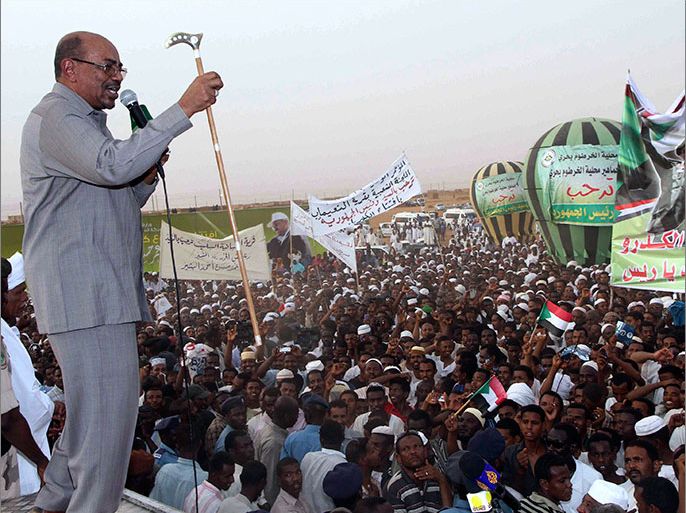 President Omar Hassan al-Bashir addresses a crowd in North Khartoum, June 8, 2013. Sudan's president ordered a stoppage of all South Sudan's oil exports from Sunday, saying his neighbour was backing rebels on his territory, and bringing the foes back to the brink of confrontation after months of relative peace. The order to shut pipelines carrying oil from landlocked South Sudan through Sudan to a port on the Red Sea - the South's only route to market - came just three months after the countries ended a bitter dispute over crude. REUTERS/Stringer (Sudan - Tags: POLITICS BUSINESS COMMODITIES ENERGY)