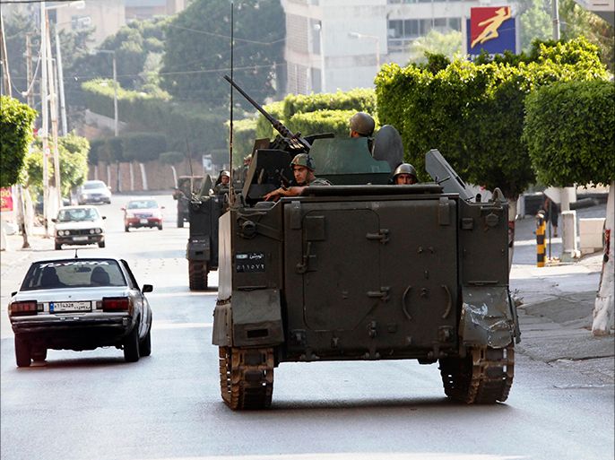 Lebanese army soldiers patrol a street in Abra, near Sidon, southern Lebanon, June 18, 2013. Militants supporting opposing sides of Syria's civil war clashed in the southern Lebanese city of Sidon on Tuesday, killing one, a security source said, rocking a city where divides have been simmering for months. REUTERS/Ali Hashisho (LEBANON - Tags: POLITICS CIVIL UNREST MILITARY)