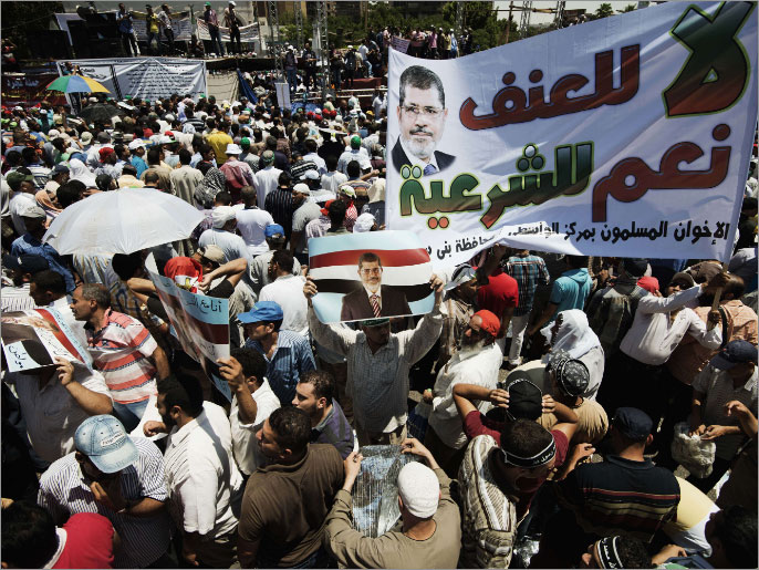 ‪مظاهرات مؤيدة لشرعية الرئيس مرسي قبيل إلقائه الخطاب‬ (الفرنسية)