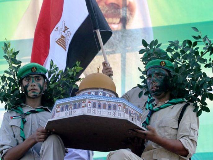 فتية بغزة يحملون مجسماً لقبة الصخرة المشرفة خلال احتفال سابق