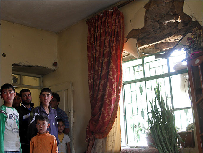 ‪آثار القصف المروحي السوري على أحد منازل عرسال‬ (الفرنسية)