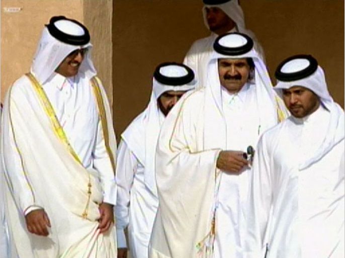 صورة تجمع بين أمير قطر وولي عهده