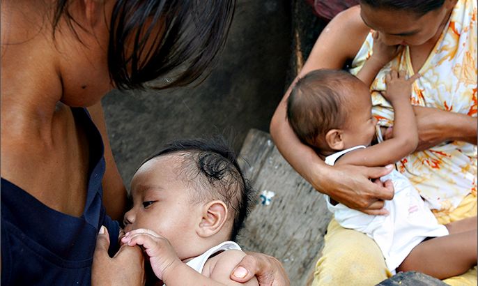 epa01144152 Filipino mothers breastfeed their chilldren along a local street in Manila Philippines, on 11 October 2007. The Philippine Supreme Court lifted an absolute ban on infant formula advertising in striking down several provisions of implementing rules of a code that aims to promote breastfeeding in the country. International studies have shown that formula-fed babies are more prone to various diseases than those who were breastfed during the first two years. EPA/MIKE F. ALQUINTO