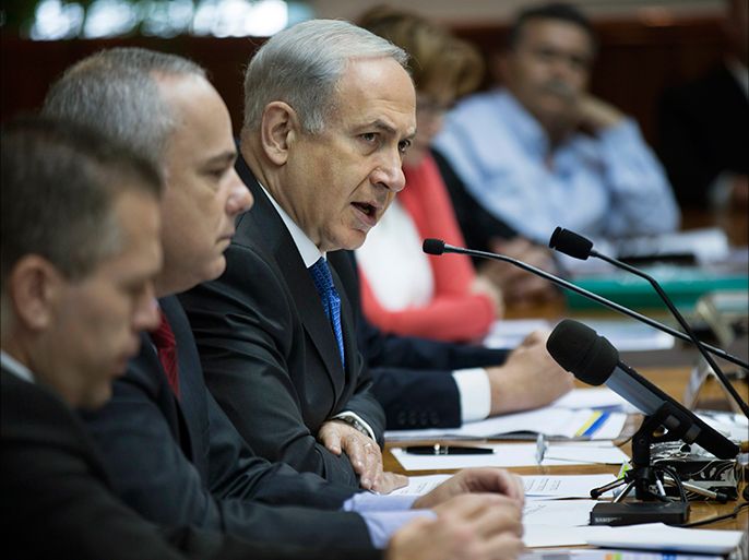 Israel's Prime Minister Benjamin Netanyahu (C) attends the weekly cabinet meeting in Jerusalem June 16, 2013. Netanyahu called on Sunday for no let-up in international pressure on Iran to curb its nuclear ambitions after the election of a new president widely seen as a moderate. REUTERS/Uriel Sinai/Pool (JERUSALEM - Tags: POLITICS)