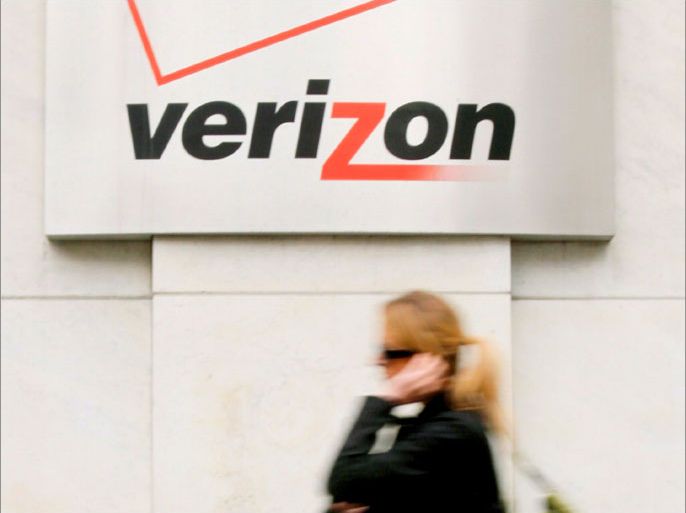 epa03550004 (FILE) A file photo dated 12 April 2006 showing a pedestrian on a cell phone passing by one of the Verizon buildings in New York. Reports state Verizon on 22 January 2013 reported a pension-liabilities related loss of 1,93 billion USD. The company said additional losses occurred due to Hurricane Sandy-related costs. However, the company reported a 8.5 per cent year-over-year increase in service revenues in 4Q 2012; 8.4 per cent year-over-year increase in retail service revenues. EPA/JUSTIN LANE
