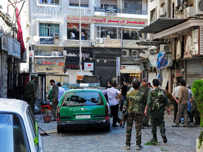 قوات أمن في موقع التفجيرين وسط دمشق(الفرنسية)