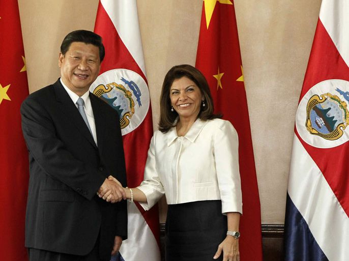 epa03729512 Chinese president Xi Jinping (L) shakes hands with Costa Rican president Laura Chinchilla (R) during a meeting at the presidential house in San Jose, Costa Rica, 03 June 2013. Jinping is on a three-day visit to Costa Rica. EPA/JEFFREY ARGUEDAS / POOL