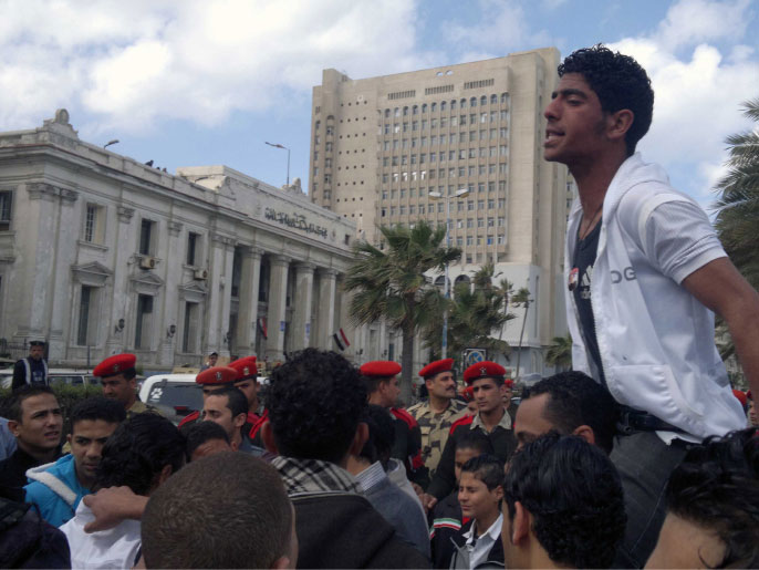 ‪وقفة احتجاجية سابقة لأهالى قتلى الثورة أمام إحدى المحاكم‬  (الجزيرة)