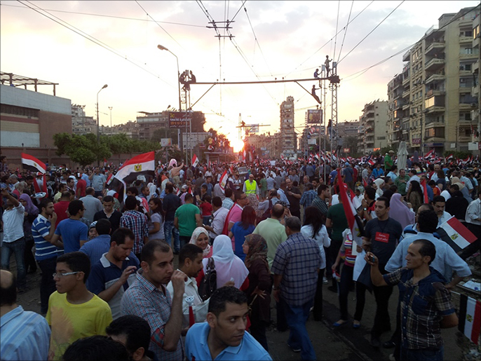 ‪آلاف المتظاهرين يحاصرون قصر الاتحادية‬  (الجزيرة)