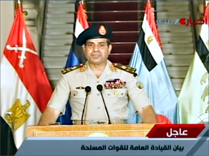 وزير الدفاع السيسي يلقي بيان عزل مرسي وتعليق العمل بالدستور مؤقتا (الفرنسية)