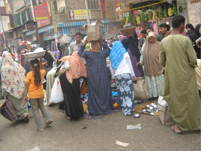 الأحوال المعيشية للمصريين في تأزم بسبب التراجع الاقتصادي (الجزيرة-نت)