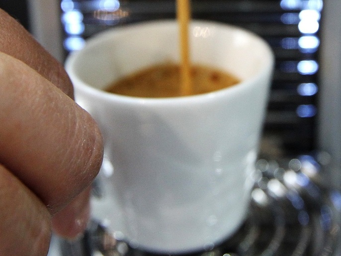 ‪الكل يعرف تلك الرائحة اللذيذة المتصاعدة من فنجان القهوة الساخن في الصباح الباكر‬ (غيتي)