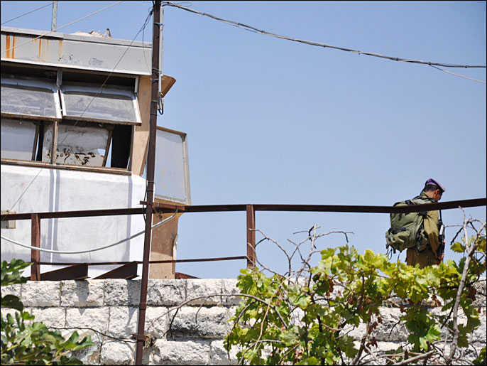 نقاط عسكرية وأبراج مراقبةعلى أسطح منازل الفلسطينيين (الجزيرة نت)