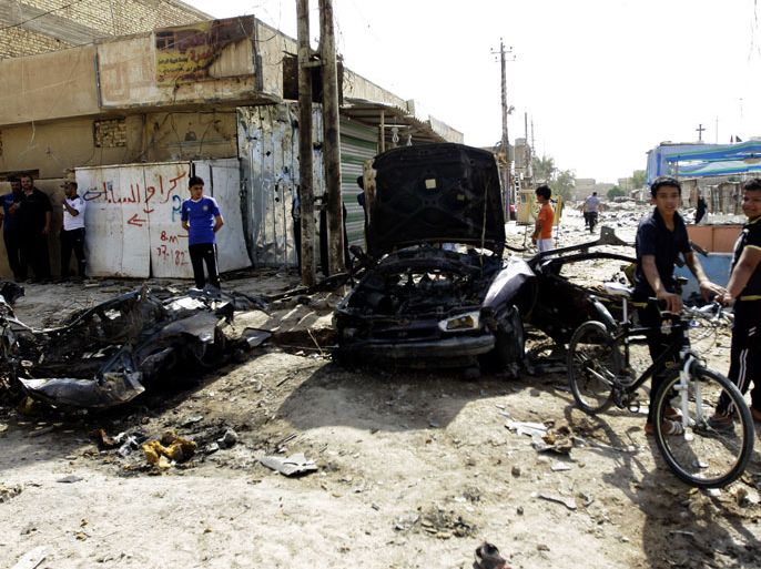 epa03759079 Iraqis inspect the site of a bomb attack in Husainiya town, north east of Baghdad, Iraq, 25 June 2013. Media reports state that at least 39 people were killed and 80 wounded in a series of bombings in several areas of Baghdad late 24 June 2013. EPA/AHMED ALI