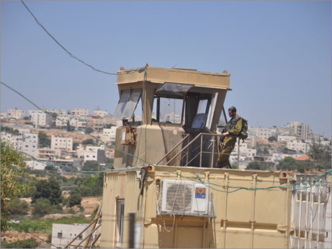 ‪أبراج للجيش الإسرائيلي على أسطح منازل الفلسطينيين‬  (الجزيرة)