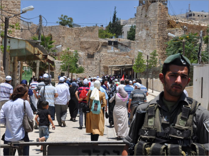 ‪إسرائيل تشدد الحراسة على أبواب الحرم الإبراهيمي‬ (الجزيرة)