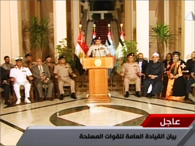 وزير الدفاع عبد الفتاح السيسي أثناء إعلان بيان عزل مرسي (الفرنسية-أرشيف)