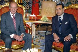 epa000348728 Morocco's King Mohammed VI (R) welcomes visiting Spain's King Juan Carlos (L) before their bilateral meeting at the Royal Palace, in Marrakesch, Morocco, Monday 17 January 2004. This is the second official visit of the Spanish Royal Couple to Morocco after their first one in 1979. Relations between Spain and Morocco, though based on a friendly and almost familiar relation of the governing monarchies, hit their lowest and most strained moment in July 2002 when a group of Moroccan soldiers occupied for six days the tiny island of Perejil, located in the Gibraltar Strait.The meeting is scheduled to be focused on bilateral relations