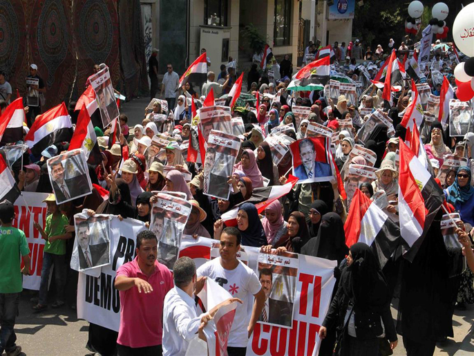 مسيرة نسائية لافتة في مليونية جمعة ضد الانقلاب(الجزيرة نت)