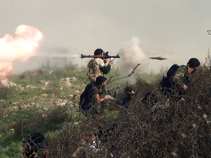 لحظة إطلاق مقاتل قذيفة أر بي جي في معركة السيطرة على حاجز عسكري في خناصر بريف حلب(غيتي إيميجز)