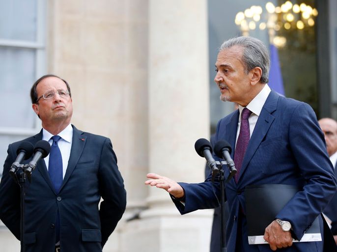 epa03829879 French President Francois Hollande (L) and Saudi Arabia's Foreign Minister Prince Saud Al-Faisal (R) speak to the media after their meeting at the Elysee Palace, in Paris, France on 18 August 2013. Reports state that the crisis in Egypt was the top subject of their discussions. EPA/YOAN VALAT