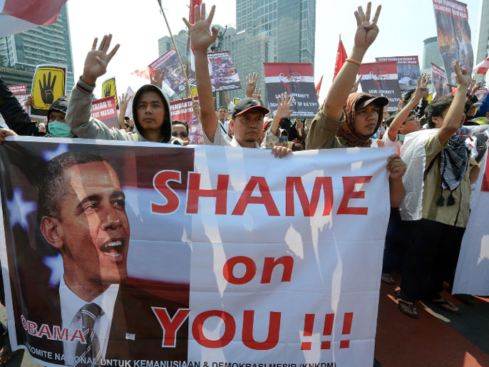 ‪تظاهرات في إندونيسيا تندد بموقف أوباما من العنف الذي تعرض له مؤيدو الرئيس المعزول مرسي‬ غيتي