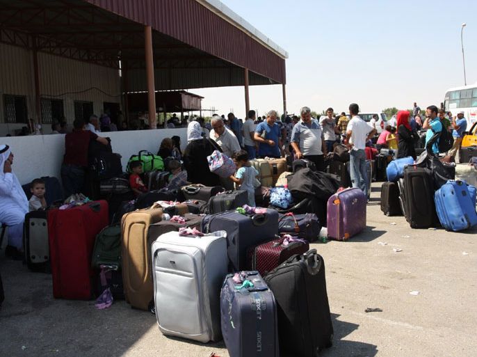 عدد من المسافرين العالقين بالقرب من حقائبهم