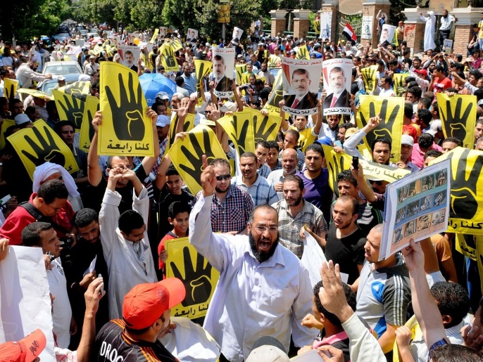 الحكومة قلصت وقت حظر التجول رغم أنه لم يمنع المصريين من الاحتجاج (غيتي إيميجز)