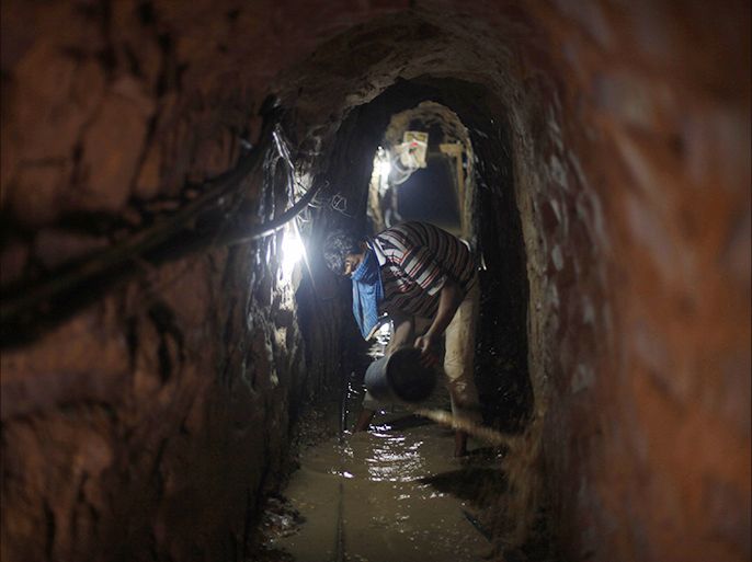 A Palestinian tunnel worker repairs a smuggling tunnel flooded by Egyptian security forces, beneath the Gaza-Egypt border in the southern Gaza Strip September 10, 2013. Egyptian security forces have stepped up a crackdown campaign on smuggling tunnels on the border between Egypt and Gaza Strip since last July, Hamas officials said. REUTERS/Ibraheem Abu Mustafa (GAZA - Tags: POLITICS)