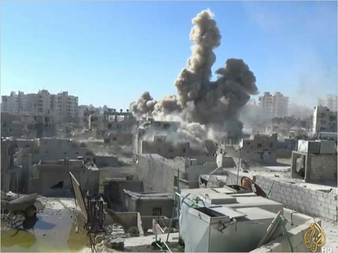 آثار غارة شنتها القوات النظامية في وقت سابق على أحد أحياء دمشق(الجزيرة)