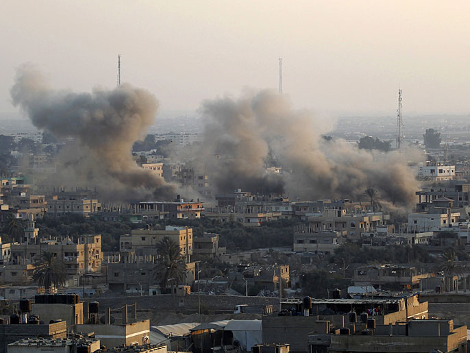 أعمدة دخان تتصاعد خلال عمليات هدم الأنفاق بين سيناء وقطاع غزة (الفرنسية)