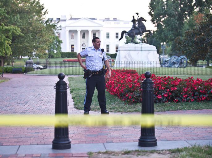 : US Secret Service agents keep guard at the White House in Washington on September 16, 2013 after reports of what sounded like gunshots were heard. A shooting rampage at a US naval base in the heart of Washington claimed at least 13 lives, including the gunman, while another possible suspect remained at large, police said. The shooting sparked a massive show of force as police and federal agents surrounded the Navy Yard, cordoning off streets only blocks from the US Capitol, home of Congress. AFP PHOTO/Nicholas