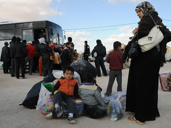 ‪أعداد النساء اللائي نزحن في داخل سوريا تجاوز حاجز المليونين‬ (الجزيرة-أرشيف)
