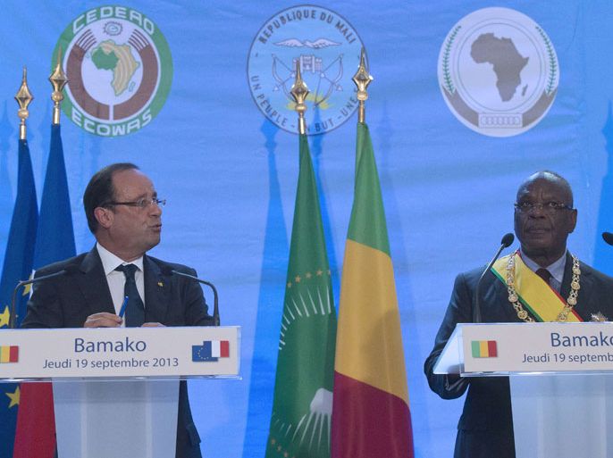 MEU120 - Bamako, -, MALI : (L-R) France's President Francois Hollande and Mali's new president Ibrahim Boubacar Keita speak during a press conference at the presidential palace in Bamako, on September 19, 2013. Leaders from across Africa and France watched the inauguration of Mali President Ibrahim Boubacar Keita in front of thousands of his supporters today as the nation entered a new era of democracy after months of political chaos. AFP PHOTO /POOL/MICHEL EULER