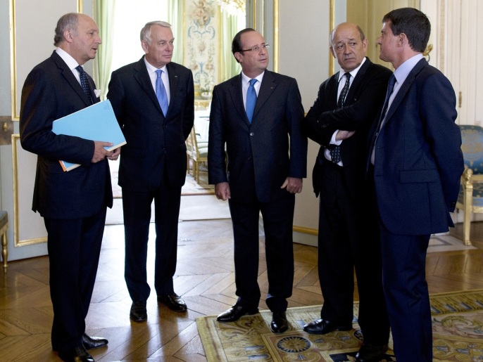 ‪هولاند يتوسط من اليمين بالترتيب وزير الخارجية ورئيس الوزراء ثم وزيري الداخلية والدفاع‬ (غيتي إيميجز-أرشيف)