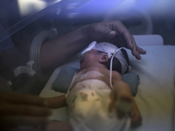 ‪طفل حديث الولادة في الحاضنة‬ (غيتي إيميجز)