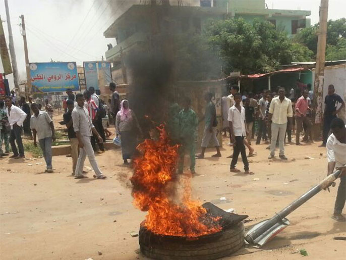 مظاهرات تخللتها أعمال شغب في أم درمان (الجزيرة)