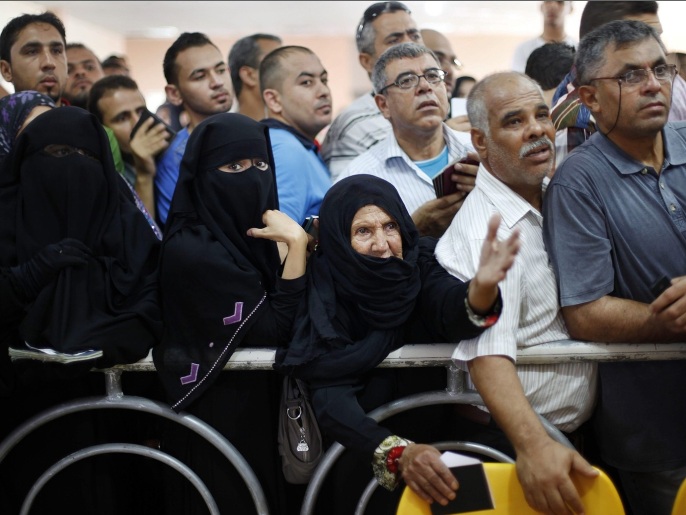 ‪فلسطينيون يحاولون العبور إلى مصر عبر رفح الخميس قبل إغلاق المعبر مجددا‬ (رويترز)