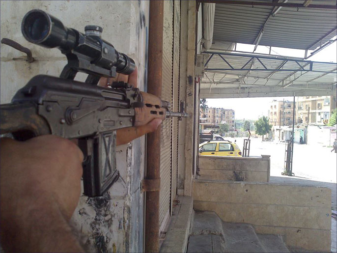 ‪عنصر من الجيش الحر أثناء محاولة استهداف حاجز تابع لقوات النظام في طريق حلب‬ (الجزيرة)