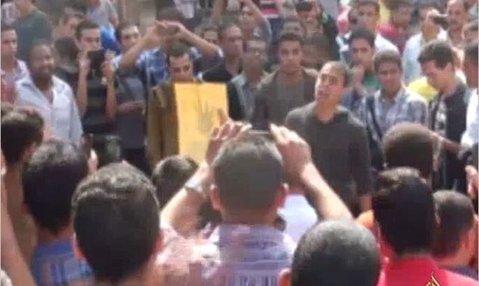طلاب من جامعة الأزهر يتظاهرون أمام مكتب رئيس الجامعة