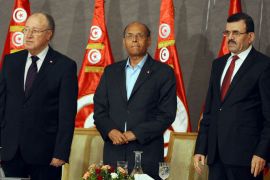 TUNISIA : Tunisian President Moncef Marzouki (C), Constituent Assembly's President Mustapha Ben Jaafar (L) and Prime Minister Ali Laarayedh arrive for a meeting as part of the dialogue between Tunisia's ruling Islamists and the opposition aimed at ending a two-month crisis on October 5, 2013 at the Palais des Congres in Tunis. Tunisia's ruling Islamist Ennahda party and the opposition signed a roadmap for the creation of a government of independents within three weeks. AFP PHOTO FETHI BELAID