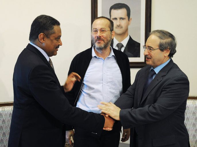 A handout picture released by the official Syrian Arab News Agency (SANA) on October 17, 2013, shows Canadian Carl Campeau (C), an employee of the UN Disengagement Force (UNDOF) who went missing in February in Syria, standing between Syrian deputy Foreign Minister Faisal Muqdad (R) and the UN representative in Syria Wassim Kheir Beik (L), after the Syrian Ministry of Foreign Affairs turned him over to the latter in Damascus. AFP PHOTO