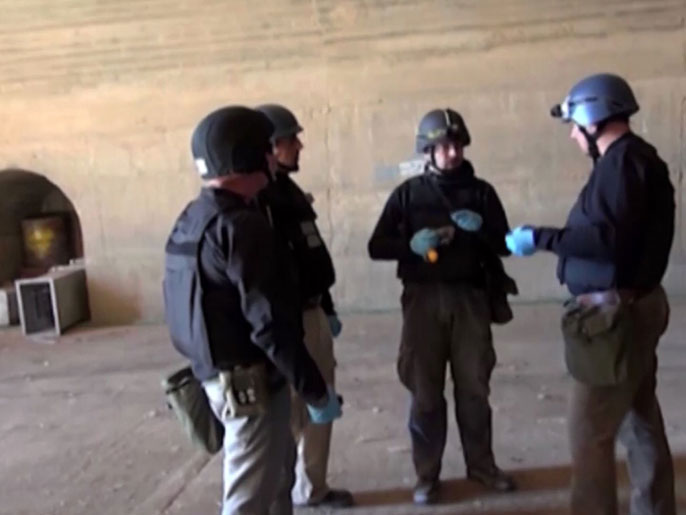 مفتشون من منظمة حظر الأسلحة الكيميائية أثناء تفتيش موقع بسوريا (الفرنسية-أرشيف)