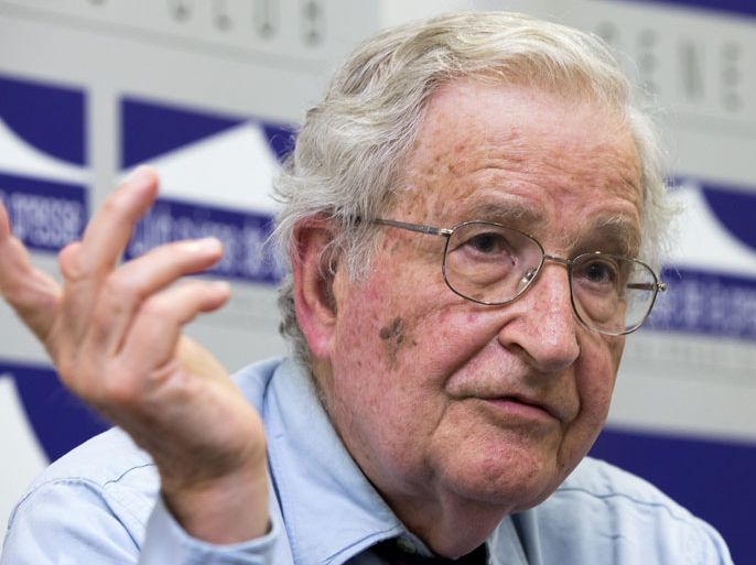 epa03802070 US linguist and philisopher Noam Chomsky answers questions to journalists, during a press conference at the Geneva Press Club in Geneva, in Geneva, Switzerland, 26 July 2013. EPA/SALVATORE DI NOLFI