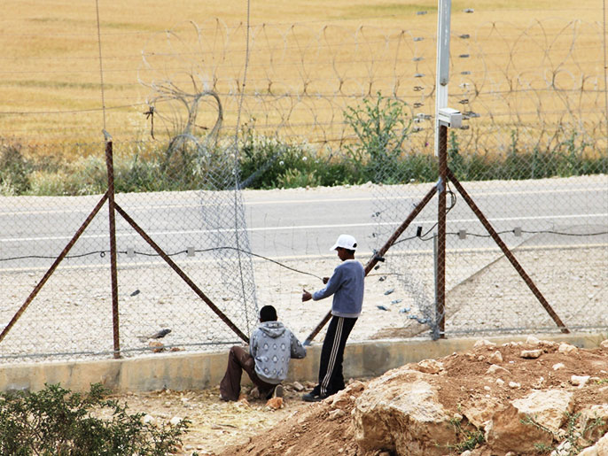 فتية فلسطينيون يحدثون خرقا في الجدار العازل لتسهيل دخو العمال