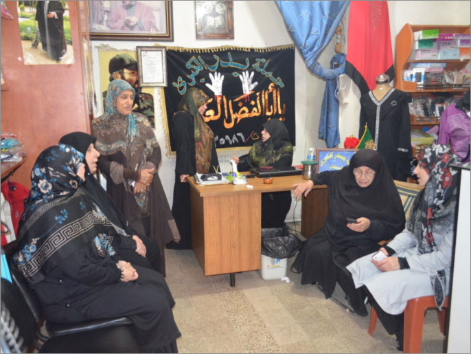 ‪مجموعة من أهالي المخطوفين داخل مقر حملة بدر‬ (الجزيرة نت)